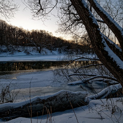 На річці. Лютневий морозний захід сонця..