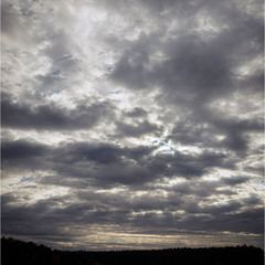 За ніч на небо хмари наповзли