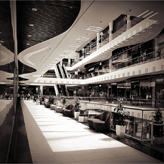 Невидима сила тону.