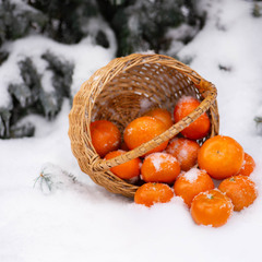 Кошик з мандаринами