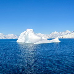 Самотній айсберг
