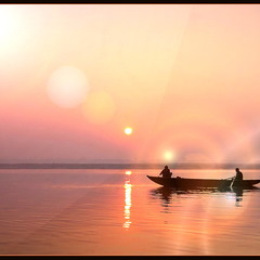 Индия. Варанаси. Рассвет на реке Ганг...