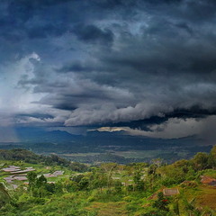 Гроза в горах Южного Сулавеси