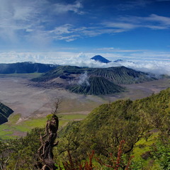 Вид на вулкан Бромо и Семеру. Восточная Ява (Индонезия)
