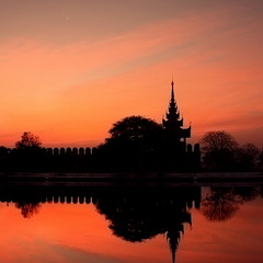 Королевский дворец в Мандалае (Бирма) в лучах заката...
