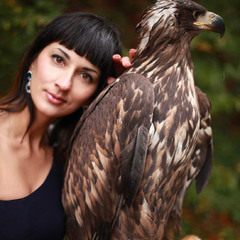 девушка и орел
