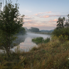 Август, утро и река