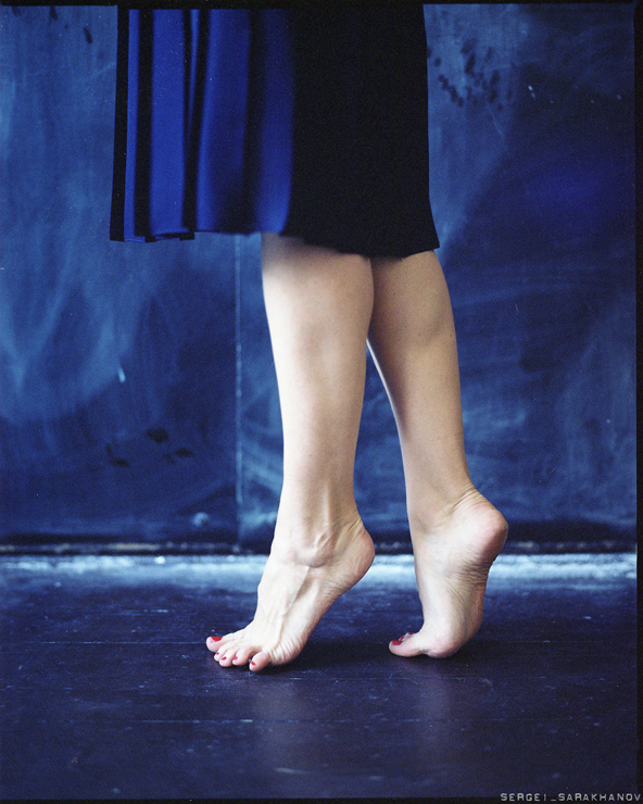Цыпочки ноги. Ноги женщин. Босые ноги на цыпочках. На носочках босиком. Девушка на цыпочках босиком.