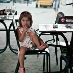 Девочка поедает мороженое
