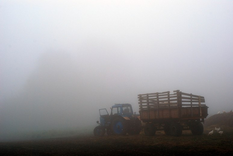 Фото трактора туман