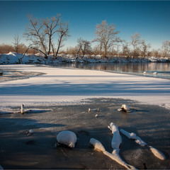 Озеро замерзає.