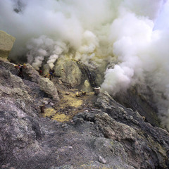 Один день в кратере вулкана Иджен